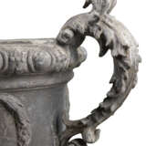 A SET OF EIGHT GEORGE III LEAD GARDEN URNS - фото 4