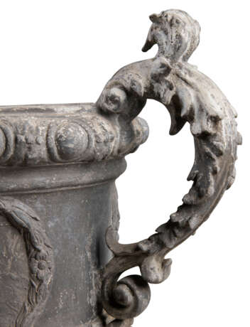 A SET OF EIGHT GEORGE III LEAD GARDEN URNS - фото 4
