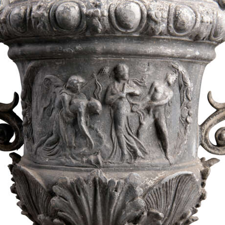 A SET OF EIGHT GEORGE III LEAD GARDEN URNS - фото 5
