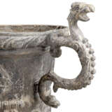 A SET OF EIGHT GEORGE III LEAD GARDEN URNS - фото 6