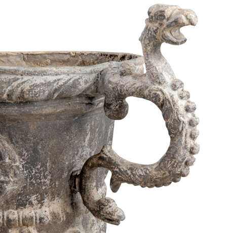 A SET OF EIGHT GEORGE III LEAD GARDEN URNS - фото 6