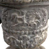 A SET OF EIGHT GEORGE III LEAD GARDEN URNS - фото 8