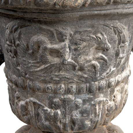 A SET OF EIGHT GEORGE III LEAD GARDEN URNS - фото 8