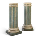 A PAIR OF ITALIAN SCAGLIOLA COLUMNS - фото 1