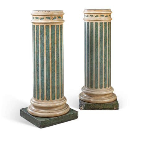 A PAIR OF ITALIAN SCAGLIOLA COLUMNS - фото 1