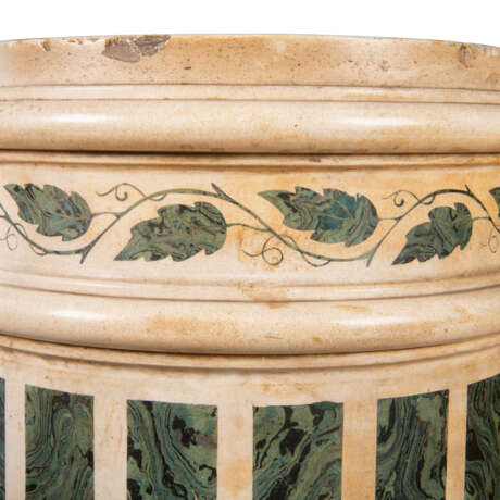 A PAIR OF ITALIAN SCAGLIOLA COLUMNS - фото 2