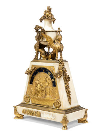A LATE LOUIS XVI WHITE MARBLE AND BLUE ENAMEL STRIKING MANTEL CLOCK 'LE SACRIFICE A L'AMOUR' - фото 3