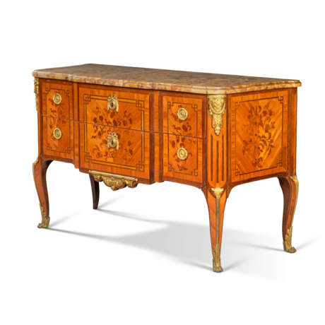 A LATE LOUIS XV ORMOLU-MOUNTED, TULIPWOOD, AMARANTH AND BOIS DE BOUT MARQUETRY COMMODE - photo 2