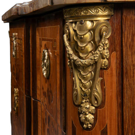 A LATE LOUIS XV ORMOLU-MOUNTED, TULIPWOOD, AMARANTH AND BOIS DE BOUT MARQUETRY COMMODE - photo 3