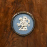 A PAIR OF GERMAN ORMOLU AND WEDGWOOD JASPERWARE-MOUNTED MAHOGANY COMMODES - Foto 6