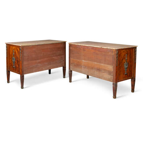 A PAIR OF GERMAN ORMOLU AND WEDGWOOD JASPERWARE-MOUNTED MAHOGANY COMMODES - Foto 9