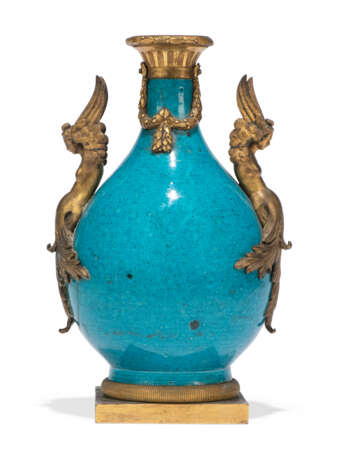 A LOUIS XVI ORMOLU-MOUNTED TURQUOISE-GLAZED CHINESE PORCELAIN VASE - Foto 1