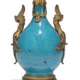 A LOUIS XVI ORMOLU-MOUNTED TURQUOISE-GLAZED CHINESE PORCELAIN VASE - Foto 1