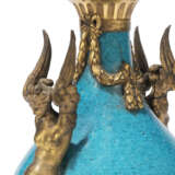 A LOUIS XVI ORMOLU-MOUNTED TURQUOISE-GLAZED CHINESE PORCELAIN VASE - Foto 3