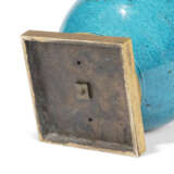 A LOUIS XVI ORMOLU-MOUNTED TURQUOISE-GLAZED CHINESE PORCELAIN VASE - Foto 5