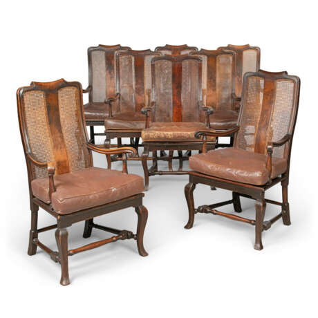 A SET OF EIGHT ENGLISH STAINED-OAK DINING-CHAIRS - Foto 1