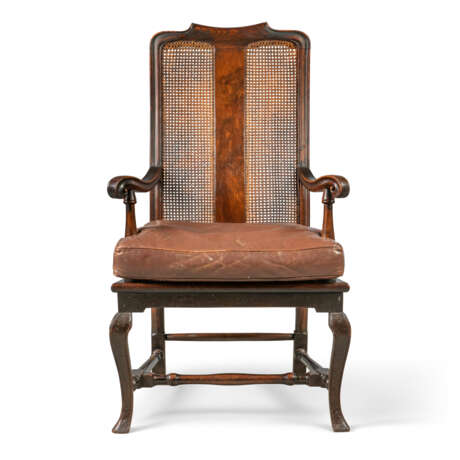 A SET OF EIGHT ENGLISH STAINED-OAK DINING-CHAIRS - Foto 2