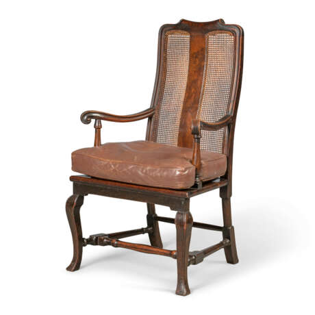 A SET OF EIGHT ENGLISH STAINED-OAK DINING-CHAIRS - Foto 3