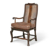 A SET OF EIGHT ENGLISH STAINED-OAK DINING-CHAIRS - Foto 3