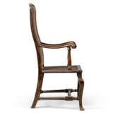 A SET OF EIGHT ENGLISH STAINED-OAK DINING-CHAIRS - Foto 4