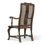 A SET OF EIGHT ENGLISH STAINED-OAK DINING-CHAIRS - Foto 5