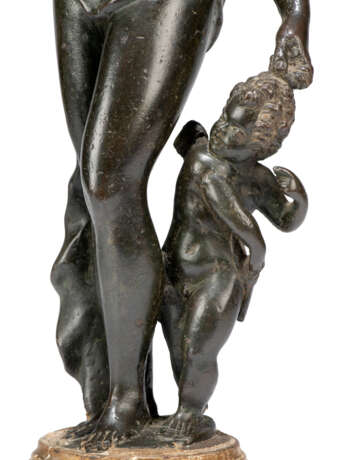 AN ITALIAN BRONZE OF VENUS AND THE INFANT CUPID - photo 6