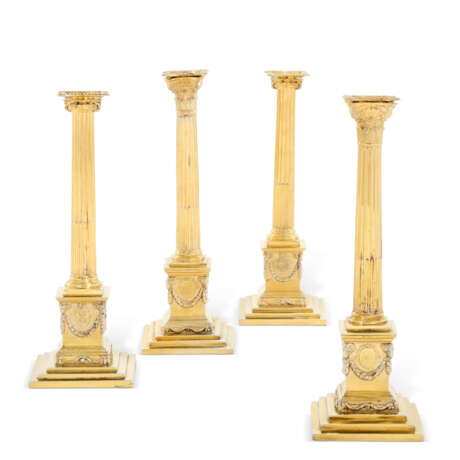 FOUR GEORGE III SILVER-GILT CANDLESTICKS - Foto 1