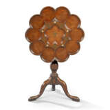 A GEORGE II BRASS AND MOTHER-OF-PEARL INLAID MAHOGANY TRIPOD TABLE - Foto 1