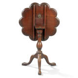 A GEORGE II BRASS AND MOTHER-OF-PEARL INLAID MAHOGANY TRIPOD TABLE - Foto 2