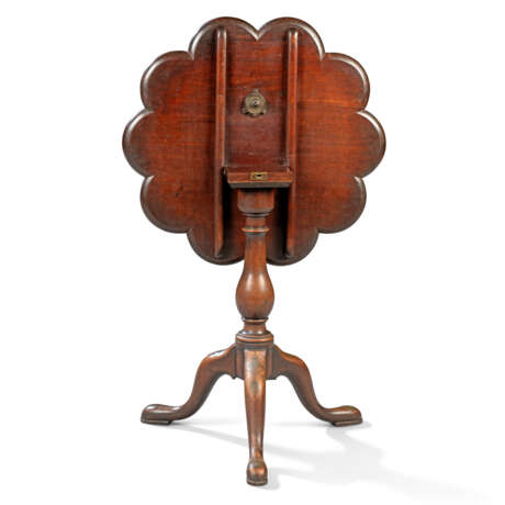 A GEORGE II BRASS AND MOTHER-OF-PEARL INLAID MAHOGANY TRIPOD TABLE - Foto 2