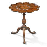 A GEORGE II BRASS AND MOTHER-OF-PEARL INLAID MAHOGANY TRIPOD TABLE - Foto 3