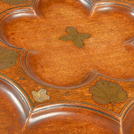 A GEORGE II BRASS AND MOTHER-OF-PEARL INLAID MAHOGANY TRIPOD TABLE - Foto 4