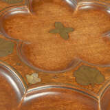 A GEORGE II BRASS AND MOTHER-OF-PEARL INLAID MAHOGANY TRIPOD TABLE - Foto 4