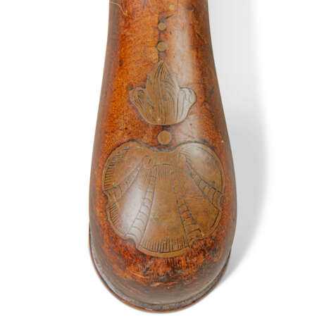 A GEORGE II BRASS AND MOTHER-OF-PEARL INLAID MAHOGANY TRIPOD TABLE - Foto 6