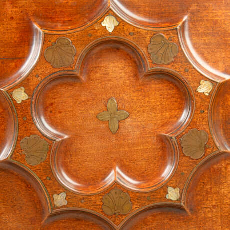 A GEORGE II BRASS AND MOTHER-OF-PEARL INLAID MAHOGANY TRIPOD TABLE - Foto 7