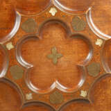 A GEORGE II BRASS AND MOTHER-OF-PEARL INLAID MAHOGANY TRIPOD TABLE - Foto 7