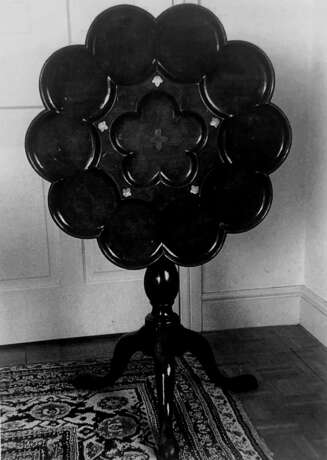 A GEORGE II BRASS AND MOTHER-OF-PEARL INLAID MAHOGANY TRIPOD TABLE - Foto 8
