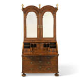 A GEORGE I BURR WALNUT BUREAU CABINET - фото 1