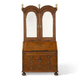 A GEORGE I BURR WALNUT BUREAU CABINET - фото 2