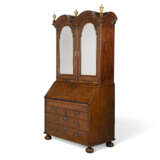 A GEORGE I BURR WALNUT BUREAU CABINET - фото 3