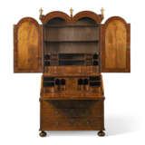 A GEORGE I BURR WALNUT BUREAU CABINET - фото 4