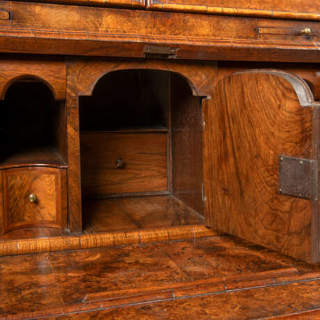 A GEORGE I BURR WALNUT BUREAU CABINET - фото 5
