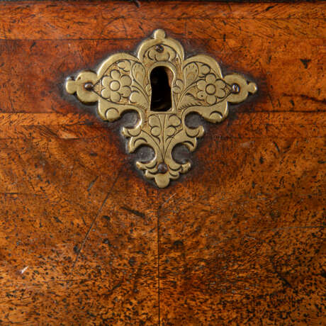 A GEORGE I BURR WALNUT BUREAU CABINET - фото 6