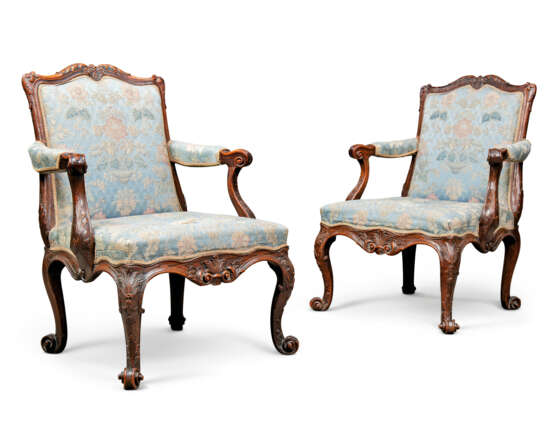 A PAIR OF GEORGE III WALNUT ARMCHAIRS - фото 1
