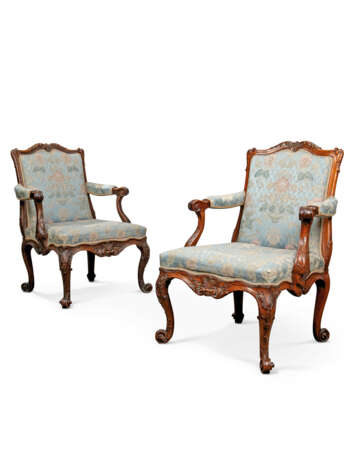 A PAIR OF GEORGE III WALNUT ARMCHAIRS - фото 2