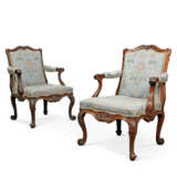 A PAIR OF GEORGE III WALNUT ARMCHAIRS - фото 2