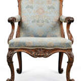 A PAIR OF GEORGE III WALNUT ARMCHAIRS - фото 3