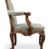 A PAIR OF GEORGE III WALNUT ARMCHAIRS - фото 4