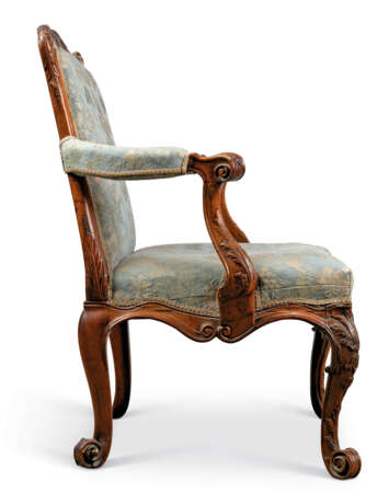 A PAIR OF GEORGE III WALNUT ARMCHAIRS - фото 4