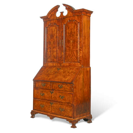 A GEORGE II WALNUT BUREAU CABINET - фото 2